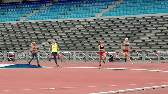 在体育场跑道上跑步的女运动员视频下载