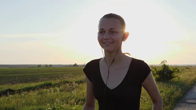 慢镜头:年轻女子在日落慢跑视频素材