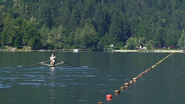 男子运动员在宁静的湖面上划船，专业赛艇，比赛视频素材