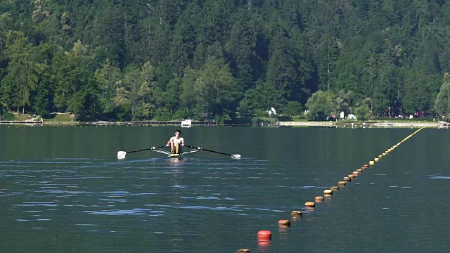 强壮的男子训练在湖上划船，健康的生活方式，职业运动视频素材