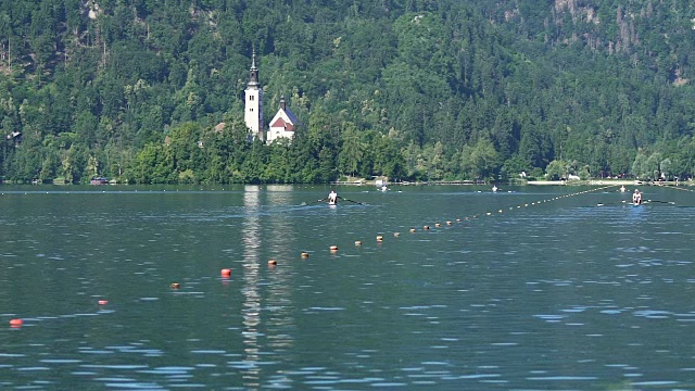 熟练的运动员在美丽的湖上划船，斯洛文尼亚流血，健康的生活方式视频素材