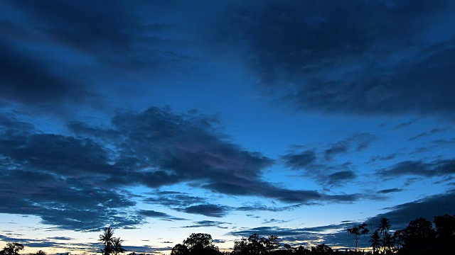 戏剧性的日落天空在陆地上与五颜六色的云。视频下载
