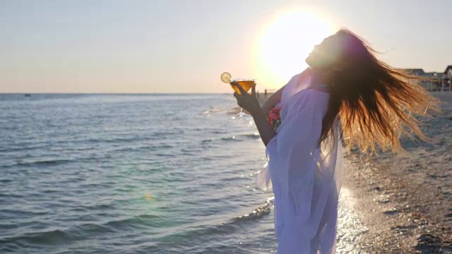 背光里的女孩，在温暖的国度里度过快乐的假期，夏天在海边休息视频素材