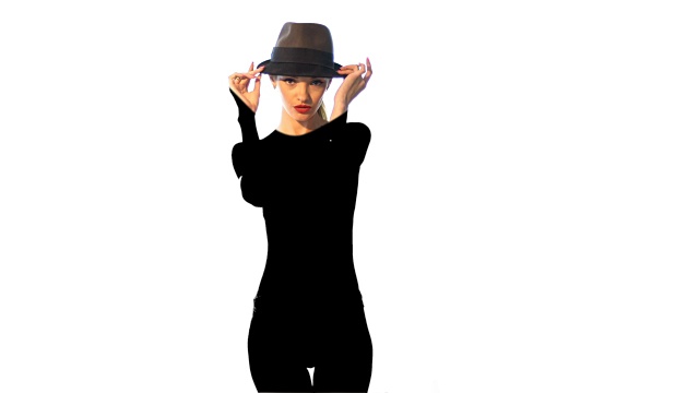 可爱的女士戴着帽子和深黑色的阴影在她的身体视频下载