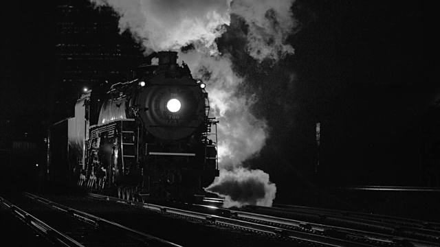 晚上的蒸汽机车是黑白的视频下载