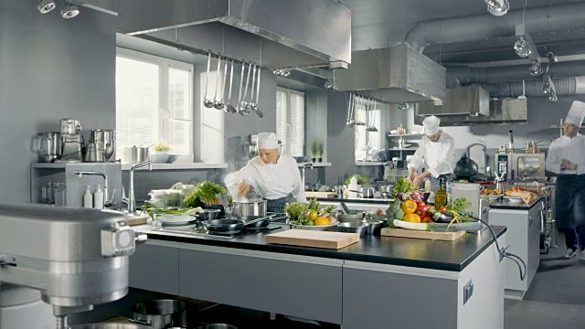 延时全景拍摄的大餐厅厨房和三个厨师工作。视频素材