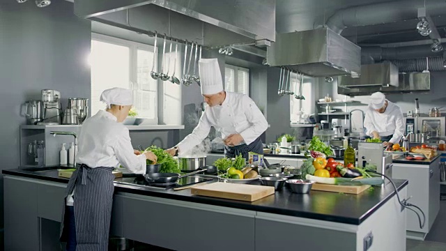 大而迷人的餐厅忙碌的厨房，厨师和厨师在他们的菜。视频素材