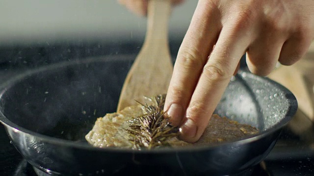 专业厨师在平底锅上煎肉。视频素材
