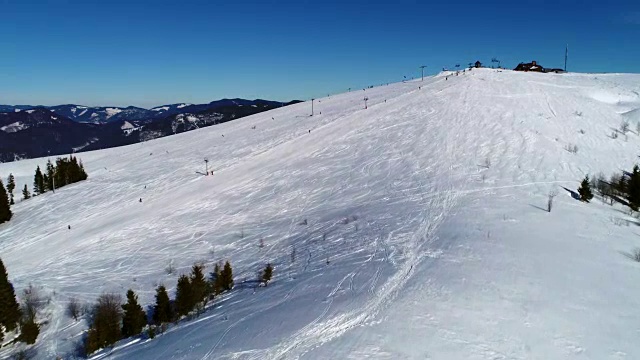 空中滑雪缆车在滑雪胜地在阳光明媚的喀尔巴阡山脉视频下载