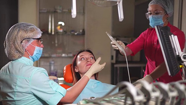 年轻女子在牙科诊所接受牙齿治疗视频素材