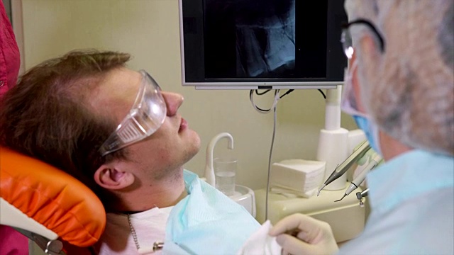 在牙科诊所磨牙的男子视频素材