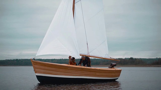 木头帆船和两个人试图设置桅杆视频下载