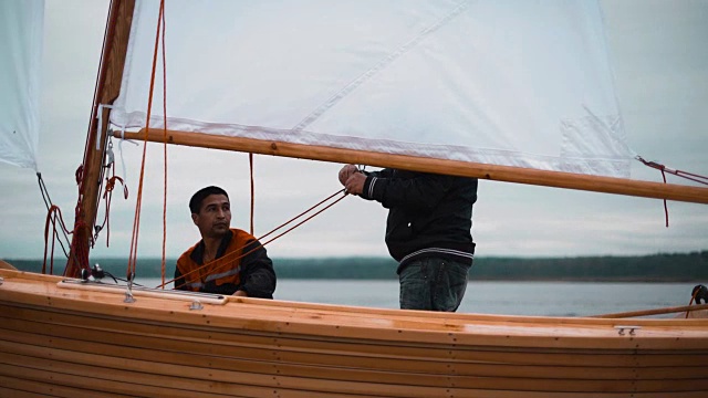 木制帆船，两个人用帆工作视频下载