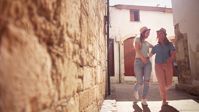 母亲和女儿在欧洲的老街道上散步视频素材