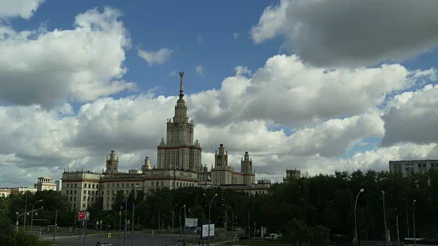 在莫斯科国立大学里，快速移动的汽车和戏剧性的云在4K晴朗的日子里成为莫斯科斯大林时代最著名的摩天大楼;专业的4K视频视频下载