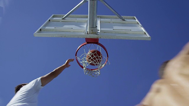 人篮上篮的慢动作投篮视频素材