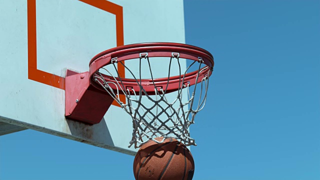 篮球进篮的超级慢动作投篮视频素材