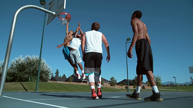 朋友们打篮球的超级慢动作镜头视频素材