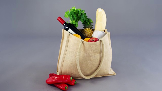 新鲜蔬菜，水果，瓶装购物袋视频下载