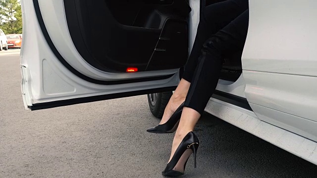 女人的高跟鞋出自一辆昂贵的汽车视频素材