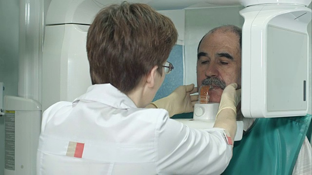 牙科老年患者接受牙齿全景头骨扫描视频素材
