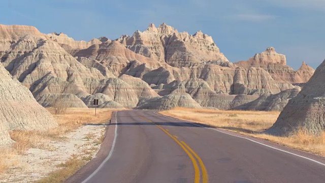 FPV:沿着空旷的道路驶向雄伟的Badlands砂岩山脉视频素材