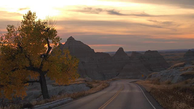 日落时分，驱车经过令人惊叹的荒地国家公园砂岩地层视频下载