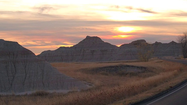 驱车经过令人惊叹的荒地国家公园，日出时砂岩形成视频素材