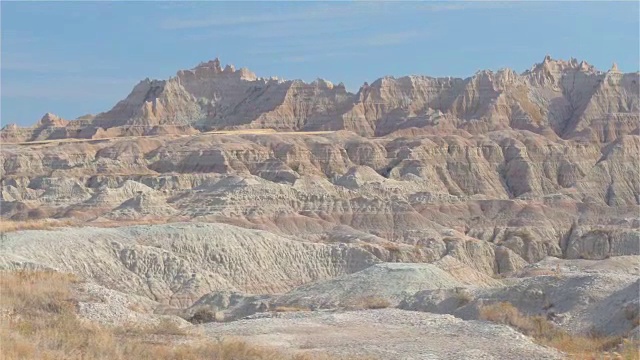 在荒地国家公园的草原上，高耸的岩石砂岩山脉视频素材