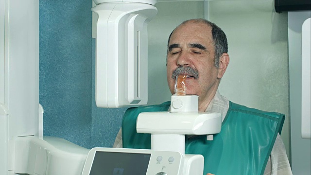 老年病人用全景及头影x线扫描仪检查牙齿视频素材
