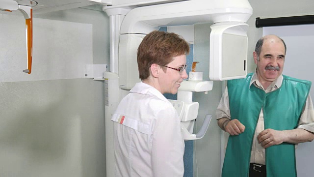 用x线全景和头部测量x线扫描仪对病人进行检查的过程视频素材