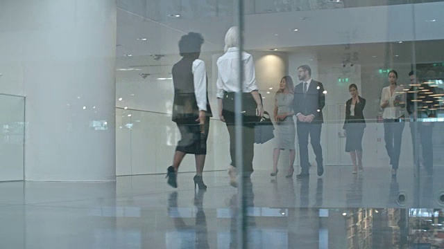 商务人士走过商务中心大厅视频素材
