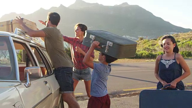 一家人把行李装到车顶行李架上准备上路视频素材