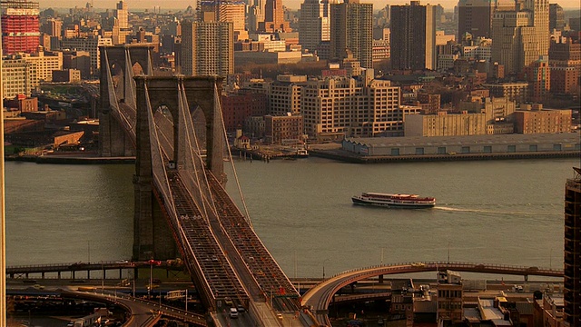 从布鲁克林/纽约市的布鲁克林大桥，东河和曼哈顿东侧的高角度长镜头视频下载
