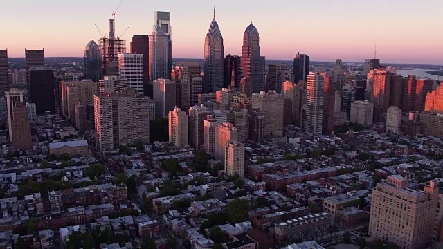 日落时费城的鸟瞰图视频素材
