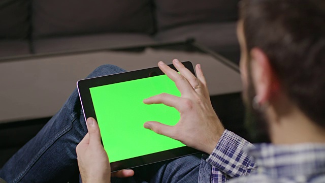 绿屏数字平板电脑人视频素材
