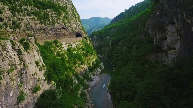 莫拉卡河峡谷鸟瞰图。黑山共和国视频素材