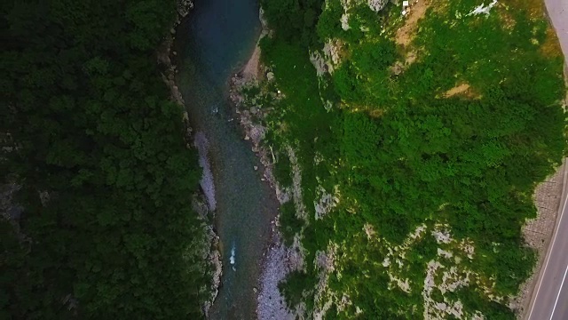 莫拉卡河峡谷鸟瞰图。黑山共和国视频素材