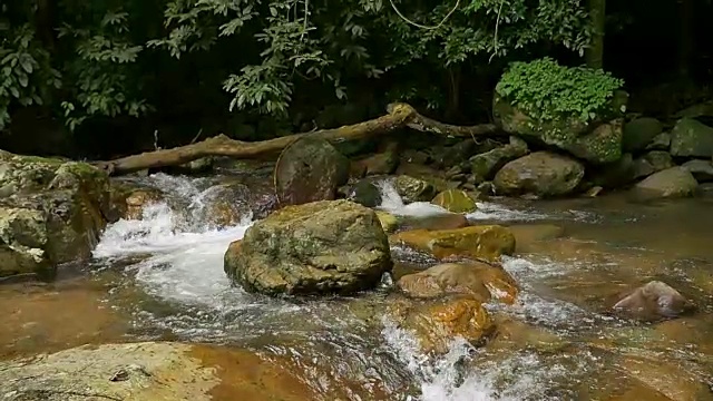 热带雨林瀑布的慢镜头视频素材