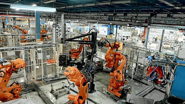 早上在工厂用机器人生产线开始生产视频素材