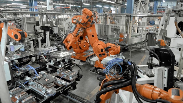 工业机器人在工厂组装金属零件视频素材