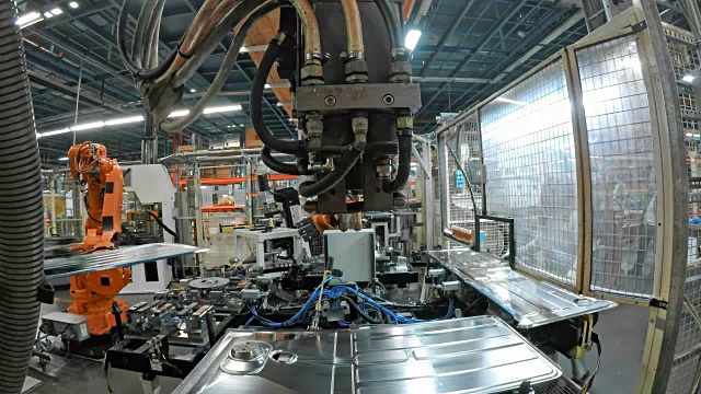 在工厂焊接金属板的工业机器人视频素材