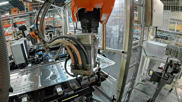 POV工业机器人将铝板固定在底座上视频素材