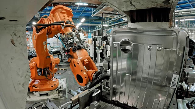 在工厂中起重金属物体的工业机器人视频素材