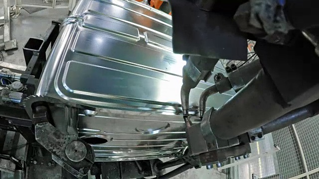 POV工业机器人将金属零件安装到产品底座上视频素材