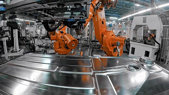 LD机器人在工厂移动金属零件视频素材
