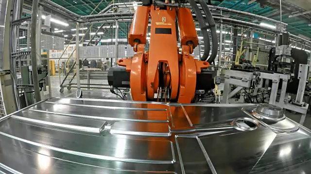 工业机器人在工厂工作的时间流逝视频素材