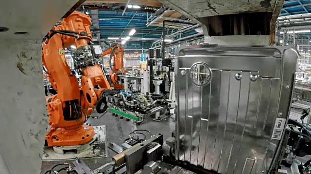 TIME LAPSE工业机器人从机器上取下一个模压金属板，并将其弯曲视频素材