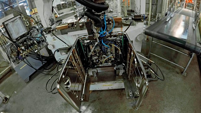POV工业机器人与模制铝框架工作视频素材