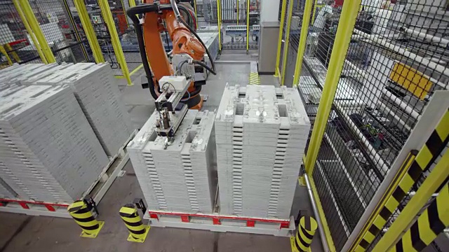在工厂中运行的工业机器人视频素材